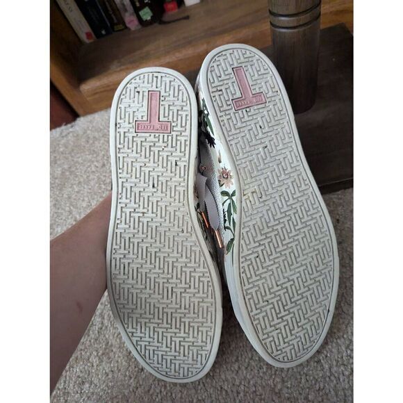 Ted Baker London Roulym Metallic Silver Floral Sneakers Women's Size 9 - Picture 6 of 6